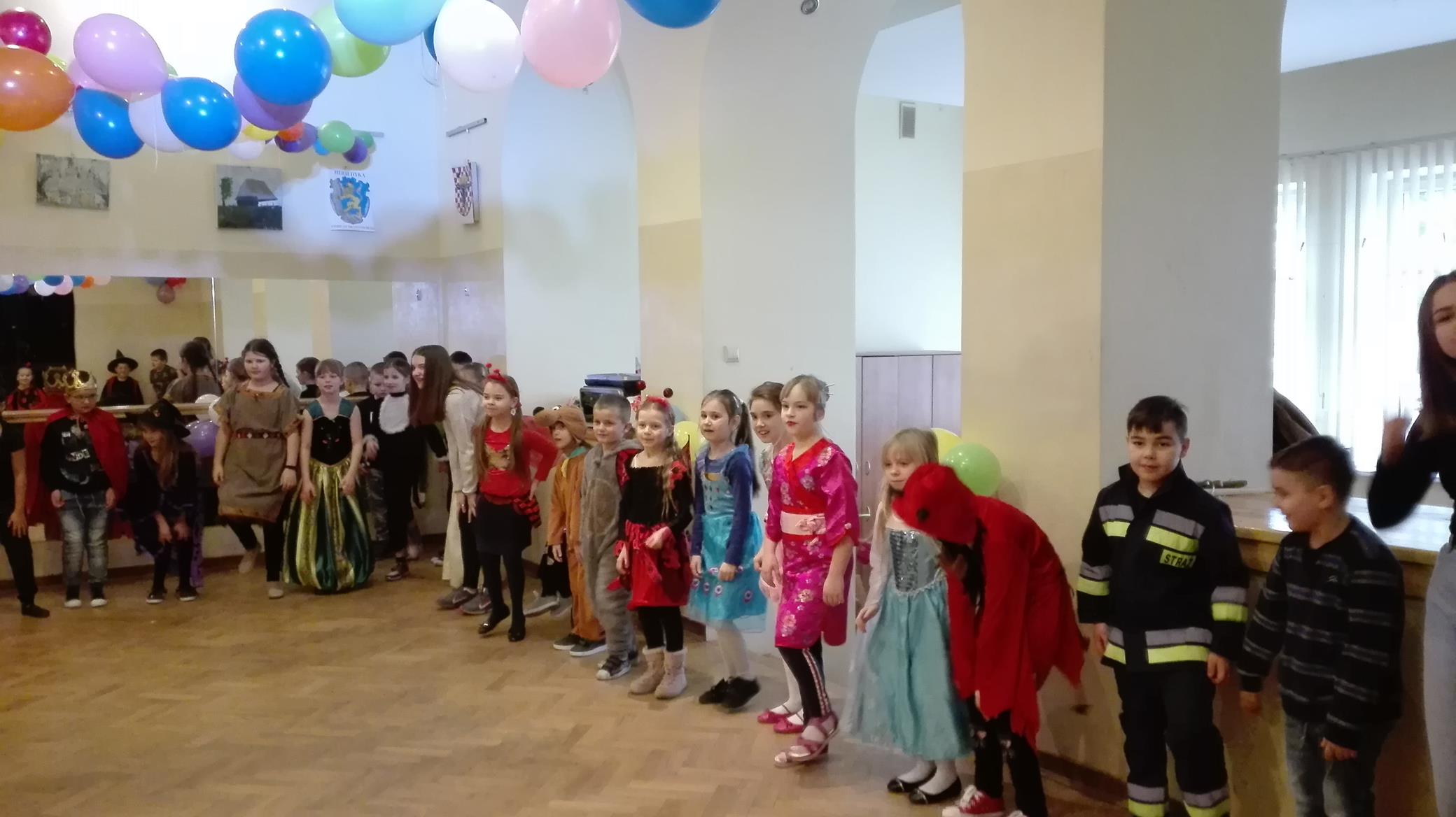 ZABAWA KARNAWAŁOWA UCZNIÓW KLAS I-III W SĘKOWEJ
